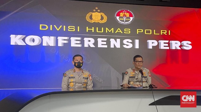 Polisi mengungkapkan dua terduga pelaku bom bunuh diri di Gereja Katedral Makassar sempat akan masuk ke pelataran tapi diadang petugas sekuriti.