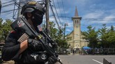 FOTO: Bom Awal Pekan Suci di Gereja Katedral Makassar Bom meledak di Gereja Katedral Makassar, Minggu (28/3). Bom meledak usai umat melaksanakan misa Minggu Palma, awal dari perayaan Pekan Suci.
