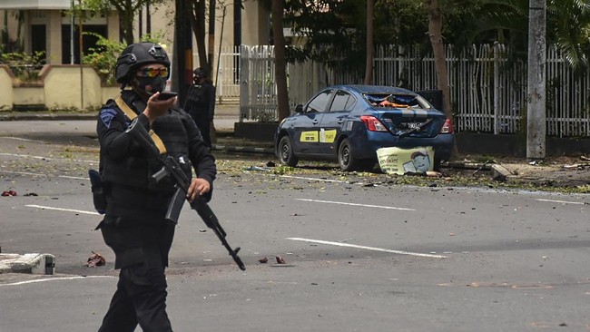 Polri menyebut pemikiran radikal dari pelaku bom Makassar berasal dari pimpinan mereka yang telah meninggal dunia, ustaz Basri.