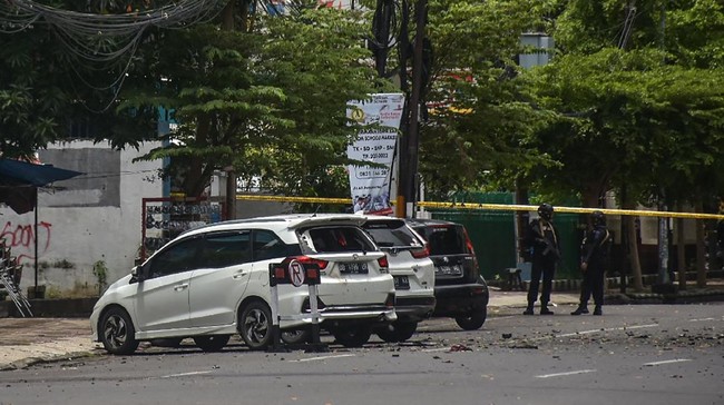 Laele mendengar bunyi ledakan sangat keras, setelah itu ia menyaksikan asap gelap membumbung. Orang-orang berhamburan dengan tubuh berdarah-darah.