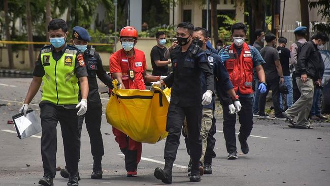 Polisi mengkonfirmasi seorang pelaku yang tewas dalam aksi bom bunuh diri di Gereja Katedral Makassar, berjenis kelamin laki-laki.
