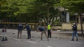 FOTO: Jejak Hitam Ledakan Bom Gereja Katedral Makassar Tim dari Densus 88 Antiteror Polri bersama Polda Sulawesi Selatan dan Polrestabes Makassar menggelar olah TKP di lokasi ledakan bom Gereja Katedral Makassar.