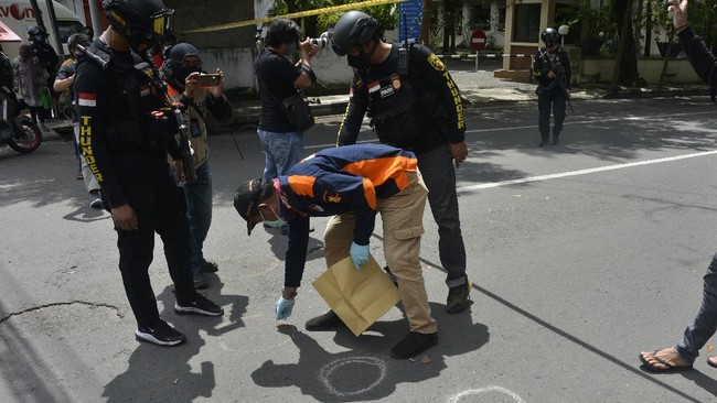 Polisi menyatakan bom bunuh diri di gerbang Gereja Katedral Makassar memiliki daya ledak tinggi atau high explosive.