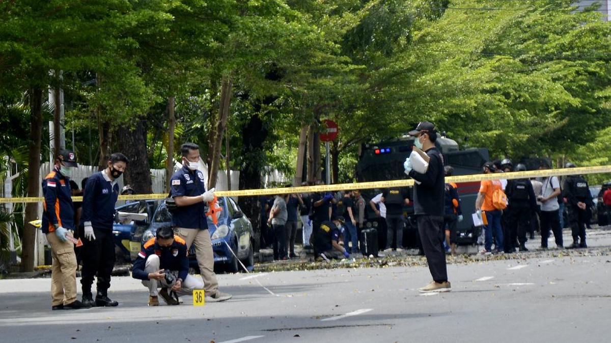 FOTO: Jejak Hitam Ledakan Bom Gereja Katedral Makassar