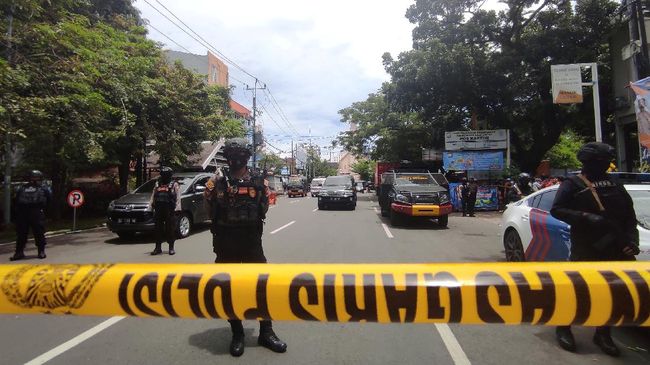 Pastor Sebut Ledakan Terjadi di Pintu Masuk Katedral Makassar Pastor Gereja Katedral Makassar Wilhelmus Tulak mengatakan titik lokasi ledakan bom bunuh diri pada Minggu (28/3) pagi, berada di pintu masuk gereja.