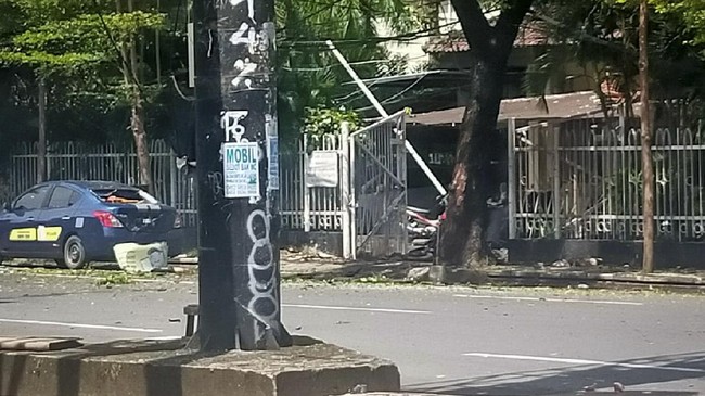 Polisi menurunkan tim labfor untuk memeriksa ledakan di depan Gereja Katedral Makassar pada Minggu (28/3) pagi.