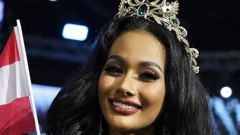 Berikut potret Aurra Kharishma berhasil meraih 3rd Runner Up Miss Grand International 2020.