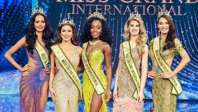 Berikut potret Aurra Kharishma berhasil meraih 3rd Runner Up Miss Grand International 2020.