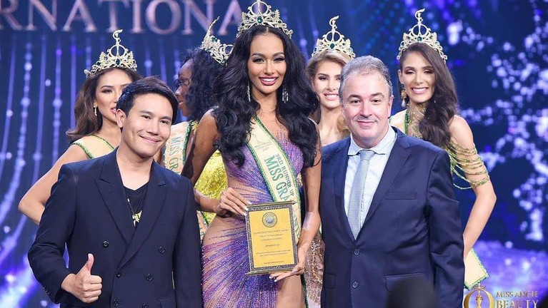 Potret Aurra Kharishma Meraih 3rd Runner Up Miss Grand International 2020 Berikut potret Aurra Kharishma berhasil meraih 3rd Runner Up Miss Grand International 2020.