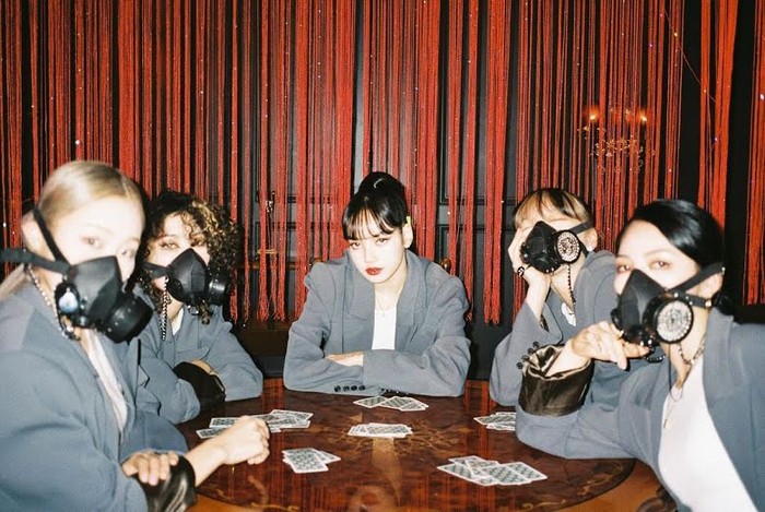In a Boss Aura! Lisa BLACK PINK memberikan aura Boss yang elegan dalam rilisnya