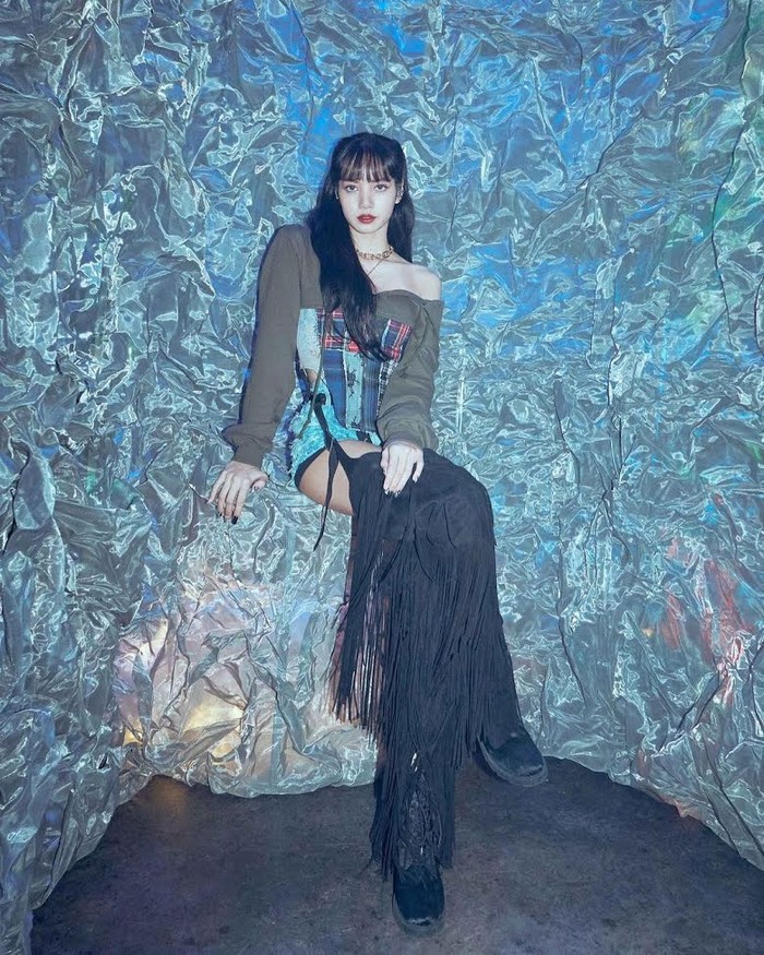 Dengan menggunakan pakaian off-shoulder, Lisa terlihat sangat memukau. Penggemar banyak mengatakan bahwa dirinya sungguh seperti berasa dari dunia lain! (foto:koreboo.com)