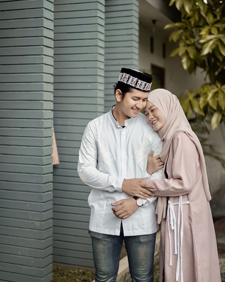 Resmi Bercerai, 6 Momen Kenangan Indah Zikri Daulay dan Istri yang Bikin Baper Pasangan Zikri Daulay dan Henny Yuliana Rahma resmi bercerai setelah 3 tahun menikah. Yuk tengok lagi momen kenangan indah mereka!