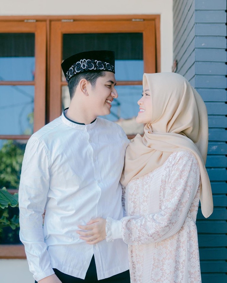 Resmi Bercerai, 6 Momen Kenangan Indah Zikri Daulay dan Istri yang Bikin Baper Pasangan Zikri Daulay dan Henny Yuliana Rahma resmi bercerai setelah 3 tahun menikah. Yuk tengok lagi momen kenangan indah mereka!
