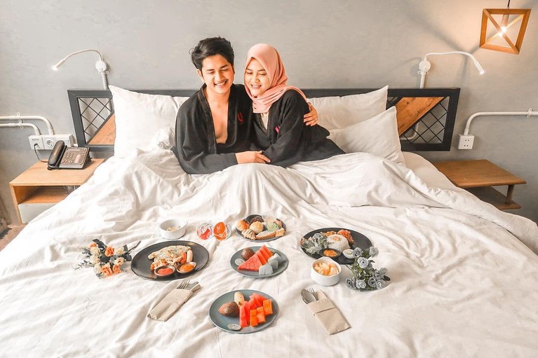 Resmi Bercerai, 6 Momen Kenangan Indah Zikri Daulay dan Istri yang Bikin Baper Pasangan Zikri Daulay dan Henny Yuliana Rahma resmi bercerai setelah 3 tahun menikah. Yuk tengok lagi momen kenangan indah mereka!