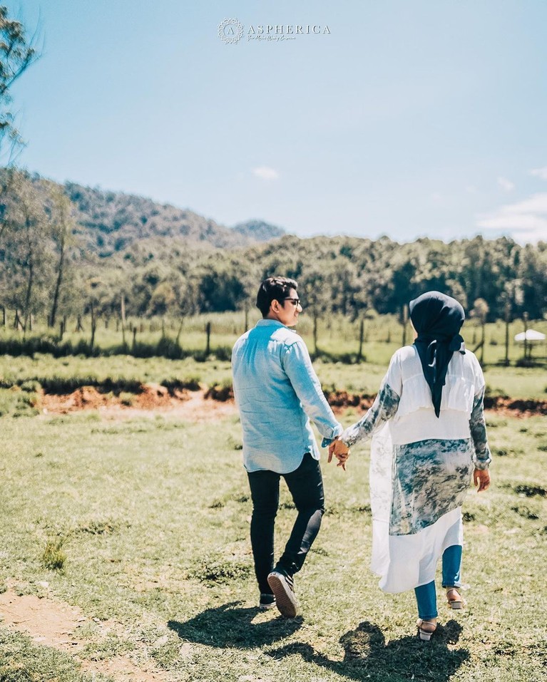 Resmi Bercerai, 6 Momen Kenangan Indah Zikri Daulay dan Istri yang Bikin Baper Pasangan Zikri Daulay dan Henny Yuliana Rahma resmi bercerai setelah 3 tahun menikah. Yuk tengok lagi momen kenangan indah mereka!