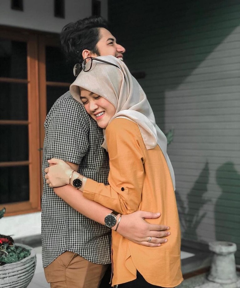 Resmi Bercerai, 6 Momen Kenangan Indah Zikri Daulay dan Istri yang Bikin Baper Pasangan Zikri Daulay dan Henny Yuliana Rahma resmi bercerai setelah 3 tahun menikah. Yuk tengok lagi momen kenangan indah mereka!