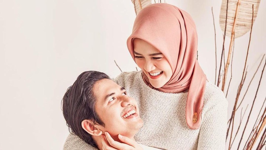Pasangan Zikri Daulay dan Henny Yuliana Rahma resmi bercerai setelah 3 tahun menikah. Yuk tengok lagi momen kenangan indah mereka!