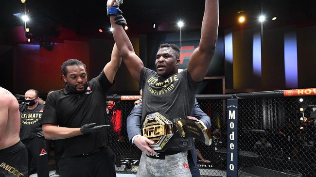 Juara dunia tinju kelas berat Tyson Fury terlibat perang kata-kata dengan juara dunia kelas berat UFC Francis Ngannou.