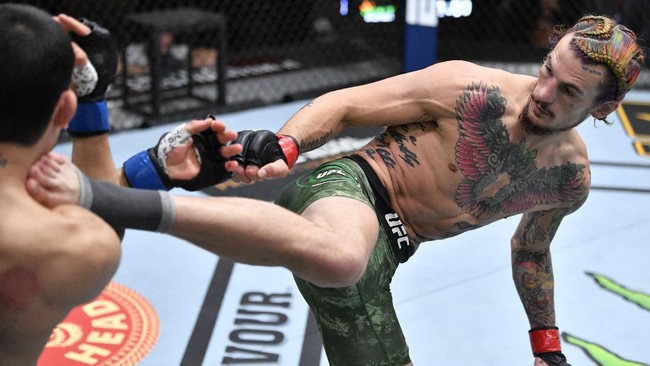 Sean O'Malley mempertahankan sabuk juara kelas bantam UFC usai menang angka atas Marlon Vera dalam UFC 299 di Kaseya Center, Minggu (10/3).