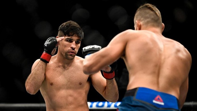 Vicente Luque menang submission atas Tyron Woodley dalam duel kelas welter di UFC 260 di Las Vegas, Minggu (28/3).