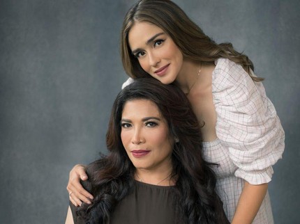 Jarang Tersorot, 5 Potret Ibunda Yasmine Wildblood yang Berdarah Batak