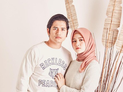 Cerai, Zikri Daulay & Mantan Istri Kompak Posting Foto Gandengan Tangan