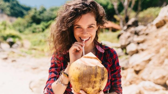 Manfaat Air Kelapa untuk Kecantikan, Fungsinya Gak Main-Main!