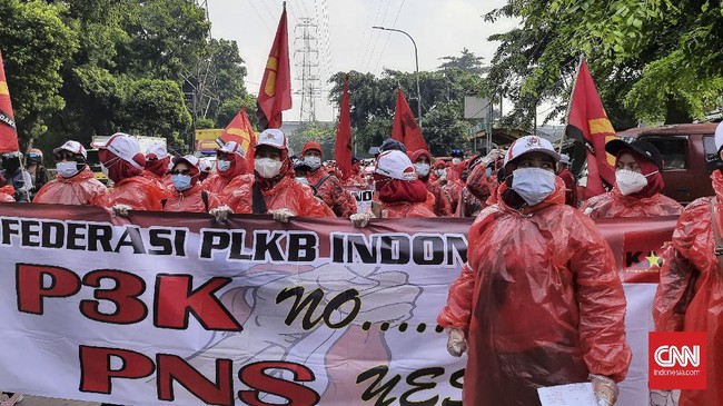 Setiap tahun para petugas lapangan Keluarga Berencana cemas karena masa kontrak kerja mereka akan habis. Mereka menuntut pemerintah menaikkan status jadi PNS.