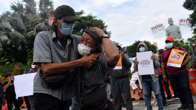 Koordinator Advokasi KontraS Surabaya mengatakan salah satu terduga pelaku penganiayaan terhadap jurnalis Tempo adalah oknum polisi yang juga menantu Angin.