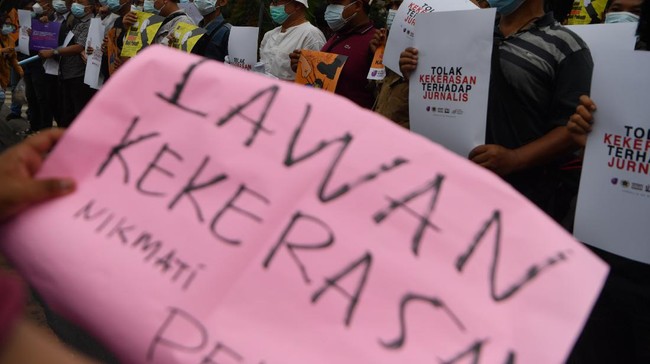Kuasa hukum jurnalis Tempo mengatakan saksi terbaru yang diperiksa polisi mengungkap detail serta tokoh yang terlibat penganiayaan wartawan tersebut.
