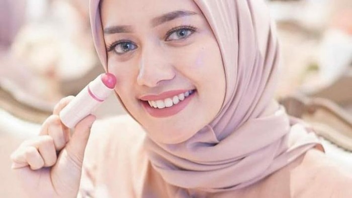 Anti Ribet, 5 Deretan Blush On Stick Ini Bikin Pipi Merona Seharian