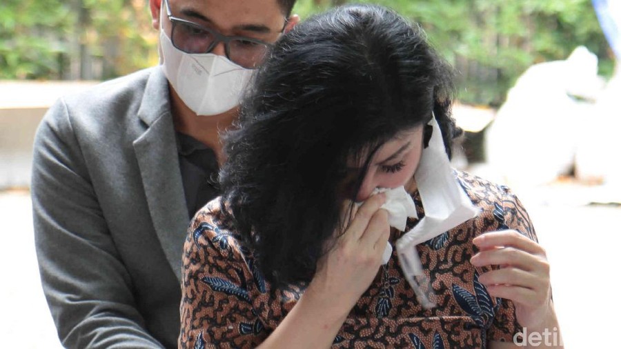 Desiree dan Bams ex Samsons didampingi kuasa hukumnya, Hotman Paris Hutapea menggelar konferensi pers tentang masalah rumah tangga Desiree dan Hotma Sitompul di Jalan Antasari no 79, Jakarta Selatan, Senin (29/03/2021).