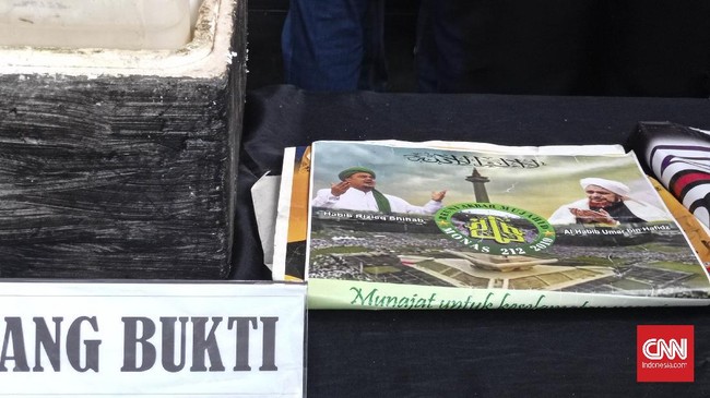 Orang tua dari salah satu anggota polisi terdakwa pembunuhan laskar FPI meninggal dunia sehingga sidang kasus ini di PN Jaksel, terpaksa ditunda.