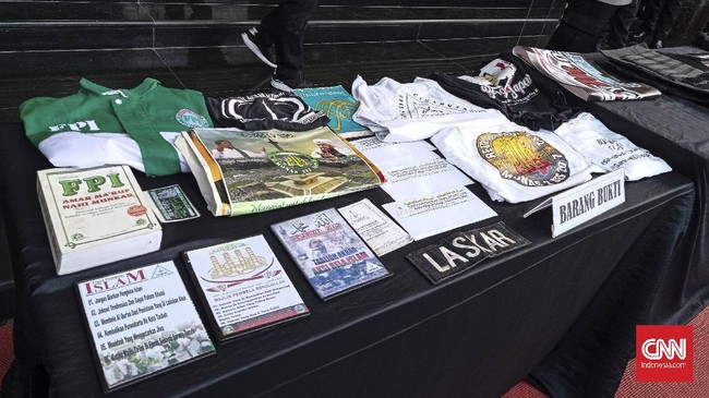 Polisi menyita sejumlah barang bukti dari terduga teroris Condet-Bekasi mulai dari baju FPI hingga buku Fisika.