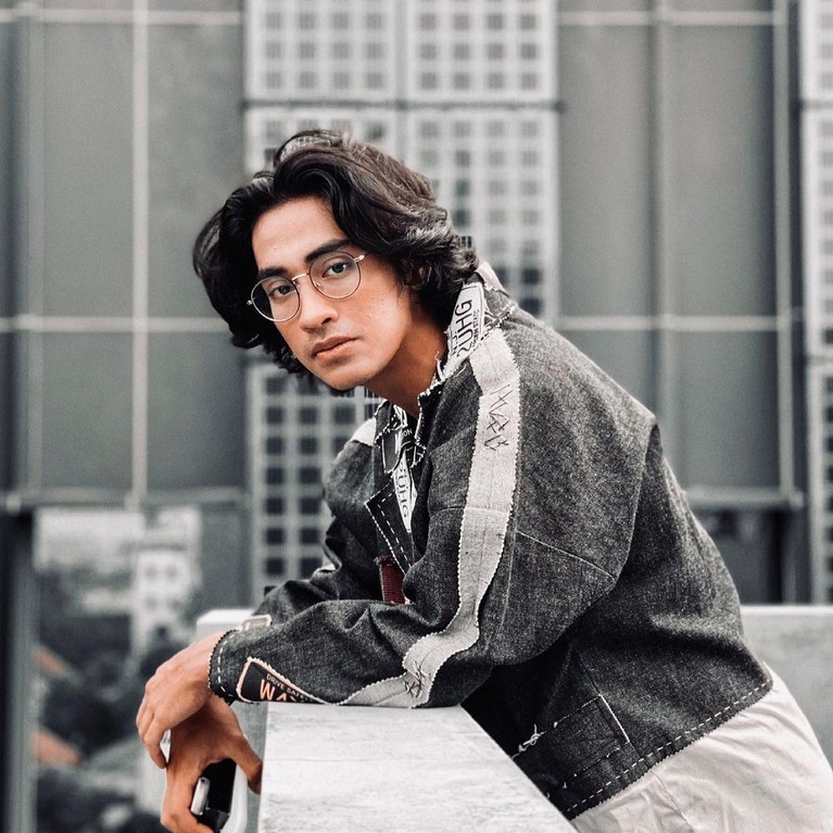Berpose di Depan Pura, Abidzar Putra Umi Pipik Tuai Kritikan Putra Almarhum Ustaz Jefri Al Buchori dan Umi Pipik, Abidzar Al Ghifari berpose didepan Pura menuai kritikan. Berikut potretnya!