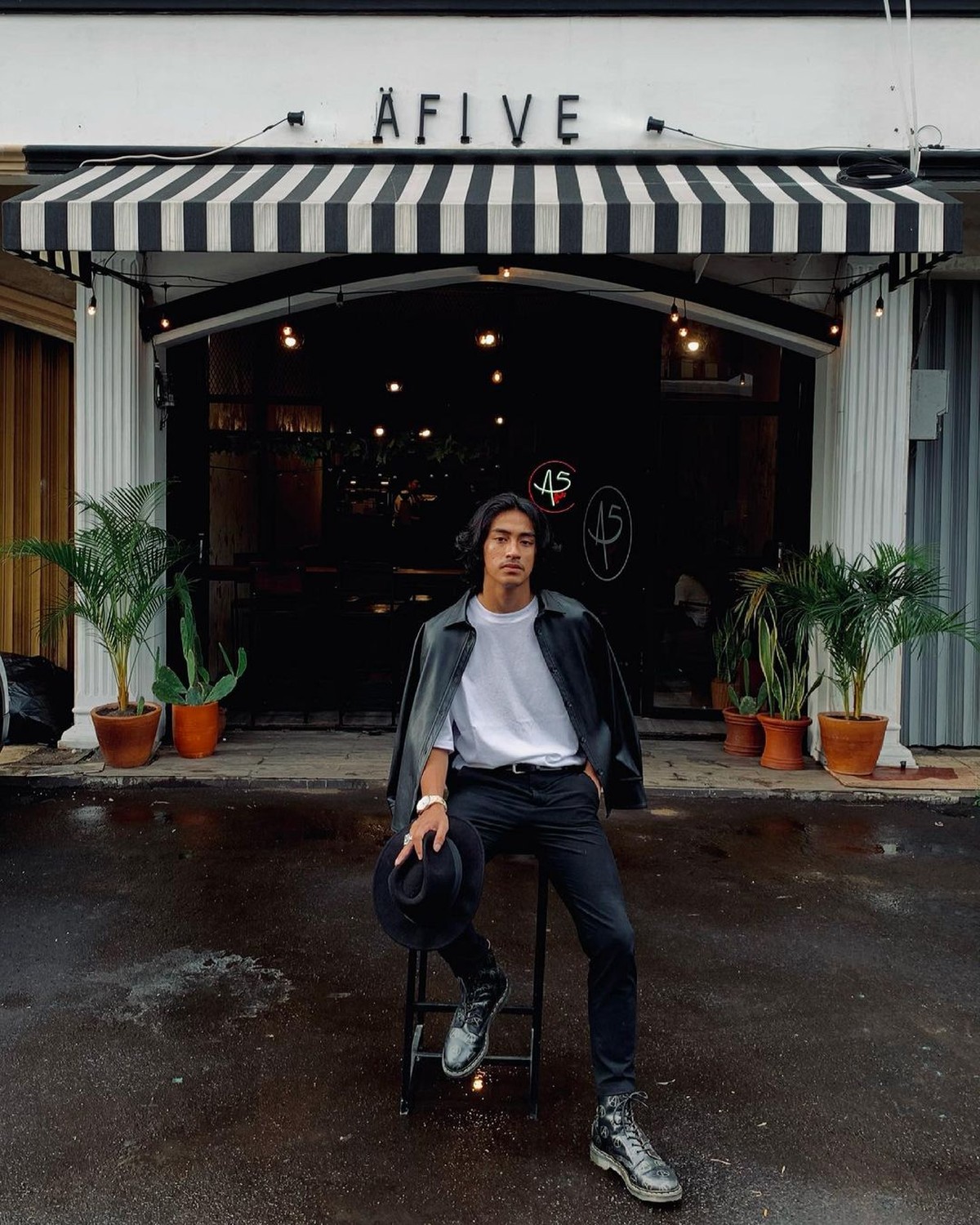 Putra Almarhum Ustaz Jefri Al Buchori dan Umi Pipik&comma; Abidzar Al Ghifari berpose didepan Pura menuai kritikan&period; Berikut potretnya&excl;