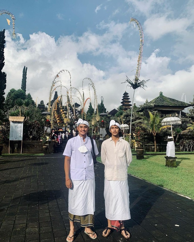 Putra Almarhum Ustaz Jefri Al Buchori dan Umi Pipik, Abidzar Al Ghifari berpose didepan Pura menuai kritikan. Berikut potretnya!