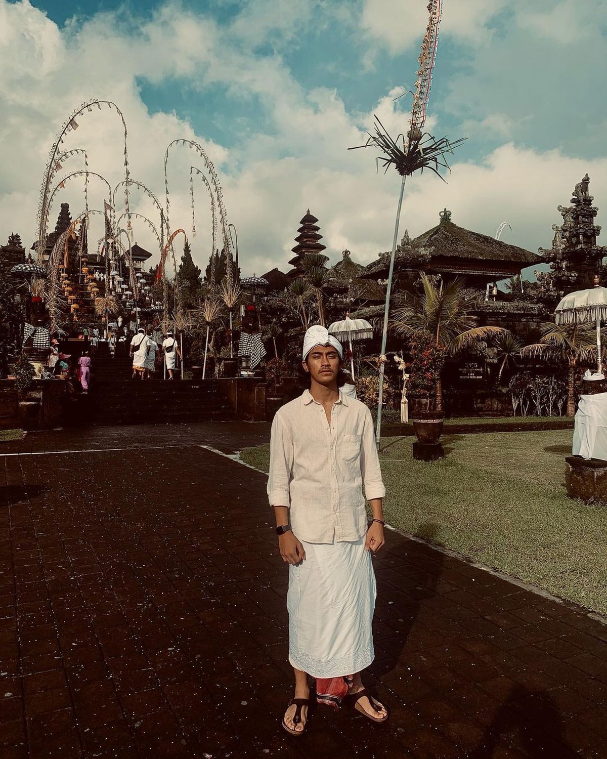 Putra Almarhum Ustaz Jefri Al Buchori dan Umi Pipik&comma; Abidzar Al Ghifari berpose didepan Pura menuai kritikan&period; Berikut potretnya&excl;