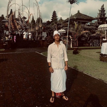 Foto Abidzar, Putra Umi Pipik di Depan Pura yang Tuai Kritikan