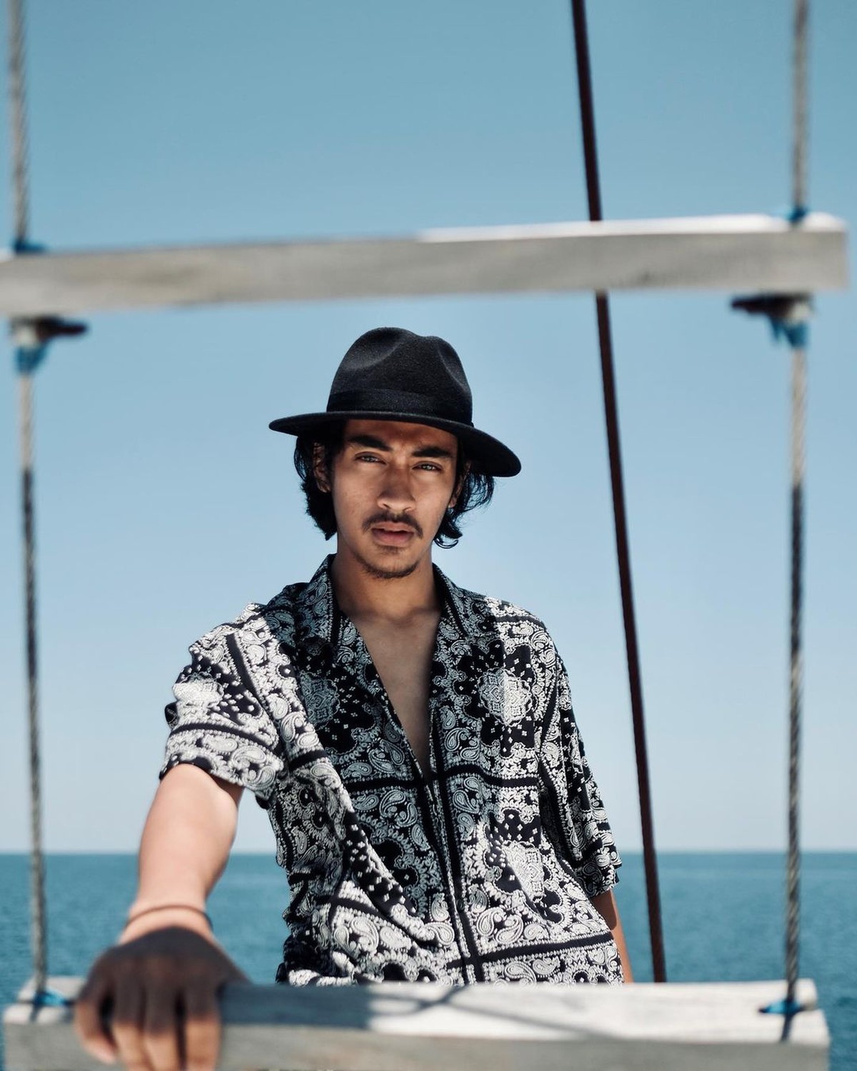 Putra Almarhum Ustaz Jefri Al Buchori dan Umi Pipik&comma; Abidzar Al Ghifari berpose didepan Pura menuai kritikan&period; Berikut potretnya&excl;