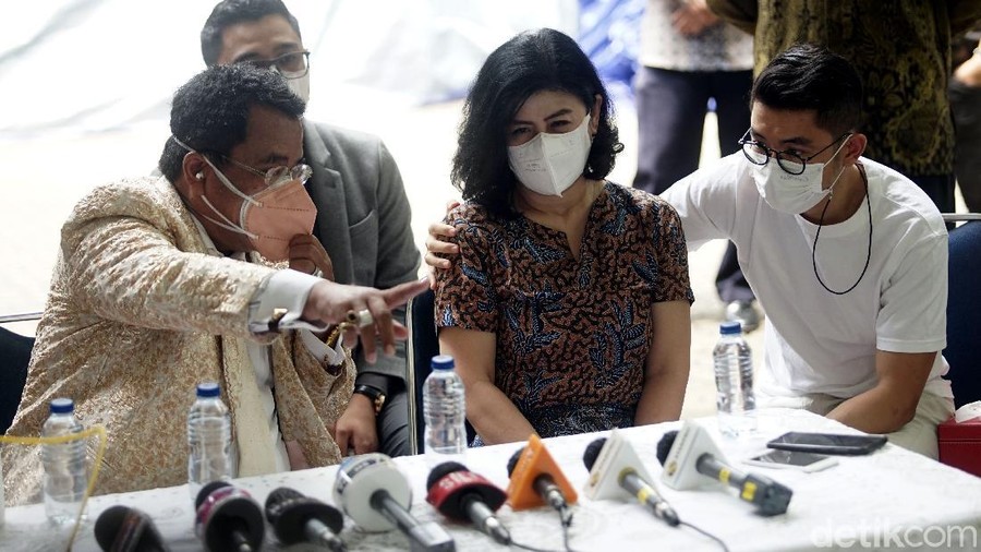 Desiree Tarigan istri Hotma Sitompul preskon bersama Hotman Paris
