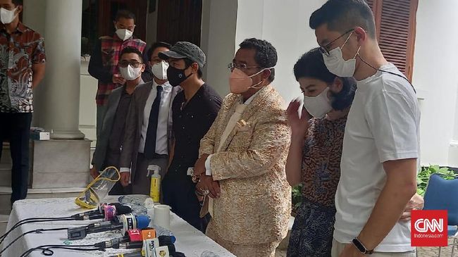 Ibu Bams eks Samson, Desiree Tarigan, tak kuasa menahan tangis saat menceritakan masalah rumah tangganya dengan Hotma Sitompul.