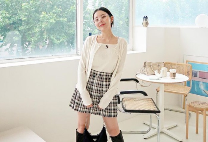 Punya selera fashion yang unik. Jung Ji Woo cocok dengan style fashion apa saja. Bahkan masih terlihat imut dan cocok jadi anggota girl group K-Pop / foto: instagram.com/mejiwoo103