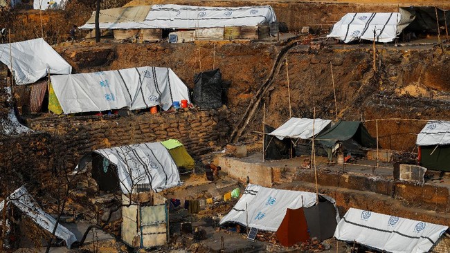 Kebakaran melalap kamp pengungsi Rohingya di Bangladesh. Sekitar 12 ribu pengungsi Rohingya pun kini tak punya tempat tinggal.