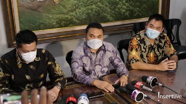 img-title Isu Orang Ketiga, Pengacara Hotma Sitompul: Itu Adalah Fitnah