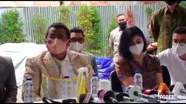 img-title Hotman Paris Ngaku Selalu Mengalah dari Istri, Sindir Hotma Sitompul?