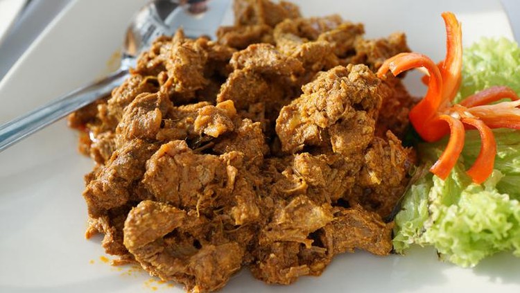 Suami Tampar dan Ludahi Istri Gara-gara Masak Rendang Terlalu Lama