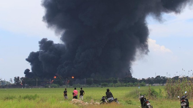 BPBD Indramayu memprediksi kebakaran kilang minyak Balongan baru padam tiga hari karena ada satu tangki yang terisi penuh minyak.