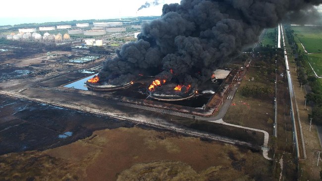 Kebakaran kilang minyak Pertamina di Balongan, Indramayu, belum padam hingga kini. Diprediksi api akan padam dalam tiga hari.