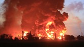 FOTO: Kebakaran Kilang Pertamina Merahkan Langit Indramayu Langit malam di Balongan, Kabupaten Indramayu memerah dan diwarnai kepanikan warga saat terjadi kebakaran kilang minyak Pertamina RU-VI, Senin (29/3) dini hari.